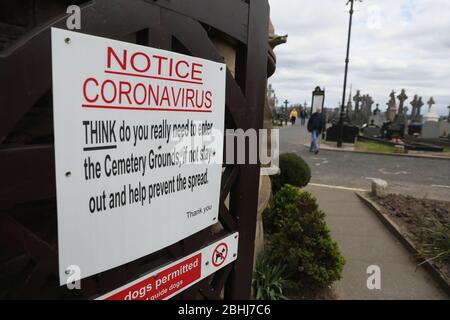 Ein Coronavirus-Schild am Eingang des Milltown Cemetery in Belfast, Nordirland, wo Friedhöfe an diesem Wochenende wieder für die Öffentlichkeit zugänglich sind, während Großbritannien weiterhin gesperrt wird, um die Ausbreitung des Coronavirus einzudämmen. Stockfoto