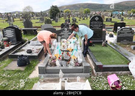 Zwei Wasserpflanzen für Frauen auf dem Milltown Cemetery in Belfast, Nordirland, wo Friedhöfe an diesem Wochenende wieder für die Öffentlichkeit zugänglich sind, während Großbritannien weiterhin gesperrt wird, um die Ausbreitung des Coronavirus einzudämmen. Stockfoto