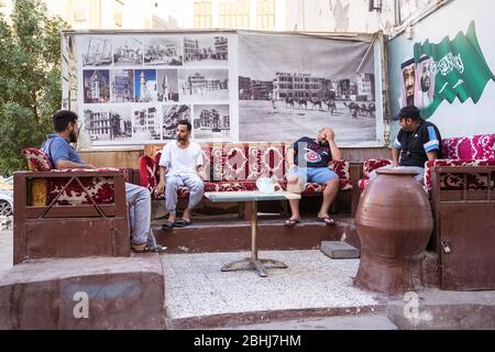 Jeddah / Saudi Arabien - 16. Januar 2020: Junge Männer reden auf Sofas auf den Straßen von Zentral-Jeddah Stockfoto