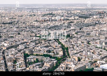 Ein Blick auf die Straßen von Paris und den Triumphbogen vom Eiffelturm. Stockfoto