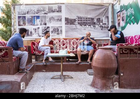 Jeddah / Saudi Arabien - 16. Januar 2020: Junge Männer reden auf Sofas auf den Straßen von Zentral-Jeddah Stockfoto