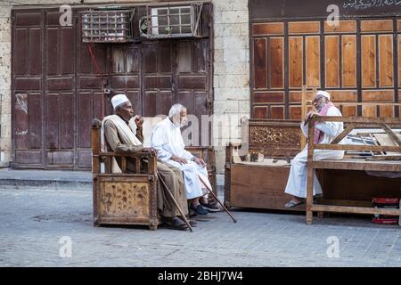 Jeddah / Saudi Arabien - 16. Januar 2020: Menschen neben bunten historischen Gebäuden auf den Straßen von Al-Balad Stockfoto