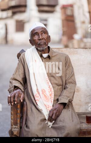 Jeddah / Saudi Arabien - 16. Januar 2020: Porträt des berühmten traditionellen Zimmermanns in Al-Balad, der in den Straßen der Innenstadt von Jeddah Tee trinkt Stockfoto