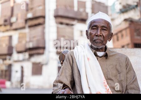 Jeddah / Saudi Arabien - 16. Januar 2020: Porträt des berühmten traditionellen Zimmermanns in Al-Balad, der in den Straßen der Innenstadt von Jeddah Tee trinkt Stockfoto