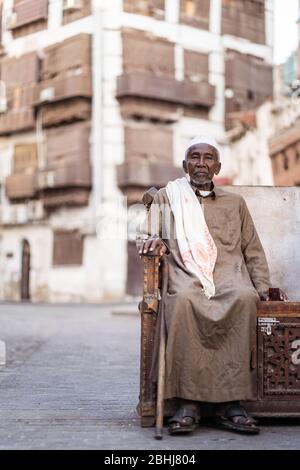 Jeddah / Saudi Arabien - 16. Januar 2020: Porträt des berühmten traditionellen Zimmermanns in Al-Balad, der in den Straßen der Innenstadt von Jeddah Tee trinkt Stockfoto