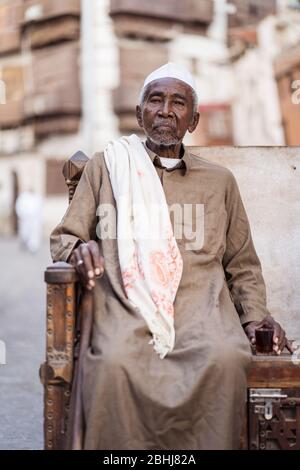 Jeddah / Saudi Arabien - 16. Januar 2020: Porträt des berühmten traditionellen Zimmermanns in Al-Balad, der in den Straßen der Innenstadt von Jeddah Tee trinkt Stockfoto