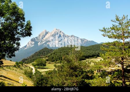 Berg Pedraforca vom Dorf Gisclareny, Bergada, Barcelona, Spanien. Stockfoto