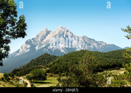 Berg Pedraforca vom Dorf Gisclareny, Bergada, Barcelona, Spanien. Stockfoto