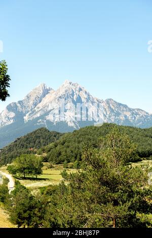 Berg Pedraforca vom Dorf Gisclareny, Bergada, Barcelona, Spanien. Stockfoto