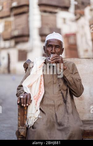 Jeddah / Saudi Arabien - 16. Januar 2020: Porträt des berühmten traditionellen Zimmermanns in Al-Balad, der in den Straßen der Innenstadt von Jeddah Tee trinkt Stockfoto