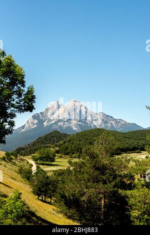 Berg Pedraforca vom Dorf Gisclareny, Bergada, Barcelona, Spanien. Stockfoto