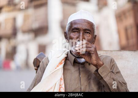 Jeddah / Saudi Arabien - 16. Januar 2020: Porträt des berühmten traditionellen Zimmermanns in Al-Balad, der in den Straßen der Innenstadt von Jeddah Tee trinkt Stockfoto