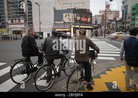 Sonntag. April 2020. TOKIO, JAPAN - 26. APRIL: Männer warten auf die Überquerung der Straße in der Nähe von Kappa Bashi im Stadtteil Asakusa, inmitten der Bedenken des COVID-19 Coronavirus am Sonntag, 26. April 2020 in Tokio, Japan. Der japanische Premierminister Shinzo Abe hat letzte Woche einen landesweiten Ausnahmezustand ausgerufen, in dem die Menschen aufgefordert werden, zu Hause zu bleiben, um die Ausbreitung des Coronavirus im ganzen Land zu verhindern. (Foto: Richard Atrero de Guzman/ AFLO) Stockfoto