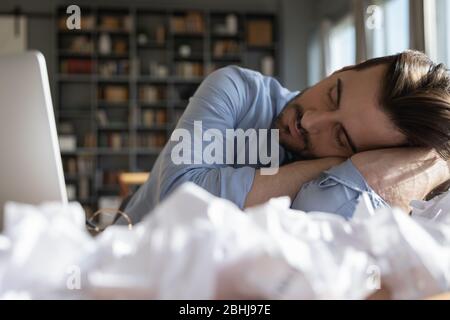 Nahaufnahme müde erschöpft Mann schlafen, auf der Hand liegen Stockfoto