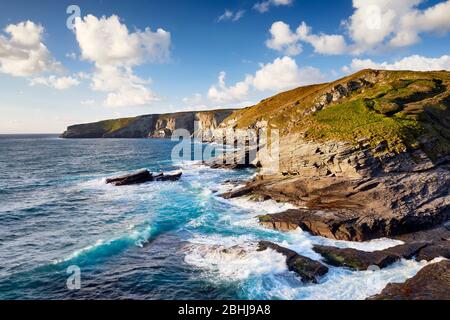 Frühmorgens Sonnenlicht entlang der Küste Cornichs am Trebarwith Strand Stockfoto