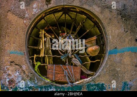 Ein Bild einer Wand mit einem runden Loch Stockfoto