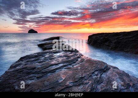 Trebarwith Strand bei Sonnenuntergang Stockfoto