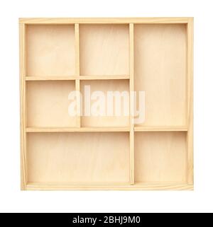Holzkiste mit leeren Zellen auf weißem Hintergrund isoliert. Draufsicht. Stockfoto