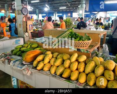 Foto von Haufen von Mango und Papaya für den Verkauf auf dem lokalen Markt der paknampran Hua Hin, Thailand Dezember 22, 2018 Stockfoto