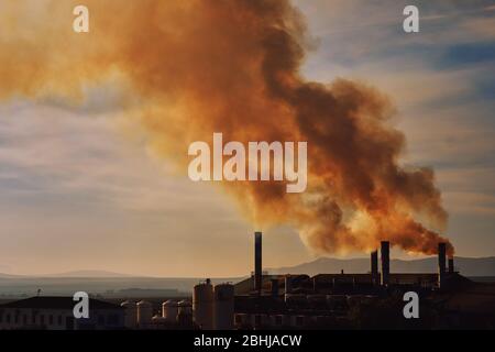 Kraftwerk, Rauch aus dem Kamin. Luftverschmutzung Umweltverschmutzung, ökologische Katastrophe Erde Planeten Probleme Konzept. Foto aufgenommen in Spai Stockfoto