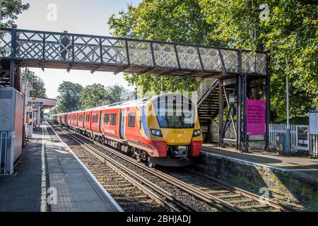 Die South Western Railway Class 707 No. 707012 kommt am Bahnhof Chiswick, London, England, Großbritannien an Stockfoto