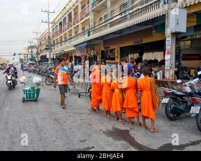 Fünf buddhistische Novizen in der thailändischen Straße von Hua hin, Thailand April 30 2018 Stockfoto