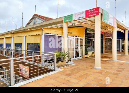 Orihuela, Spanien - 16. April 2020: Geschlossene Bars Restaurants Einkaufszentrum Gewerbegebiet wegen Ausbruch der Corona-Virus-Pandemie Stockfoto