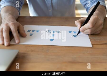 Nahaufnahme Geschäftsmann Zeichnung mehrstufigen Marketing-Schema, Arbeit am Projekt Stockfoto