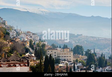 Malerische Landschaft Granada Resort Stadt Dächer von Wohnhäusern und Fernsicht Tal zu schneebedeckten Bergen der Sierra Nevada Spanien Stockfoto