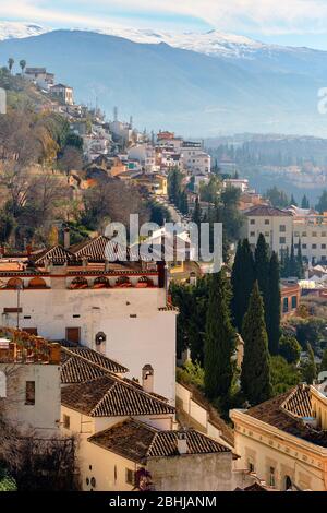 Malerische Landschaft Landschaft Blick Granada Resort Stadt Dächer von Wohnhäusern und Fernsicht Tal zu schneebedeckten Bergen der Sierra Nevada Stockfoto