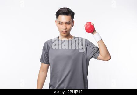 Junge asiatische Mann in Sport-Outfits mit Hanteln trainieren und schauen auf Kamera isoliert auf weißem Hintergrund. Stockfoto