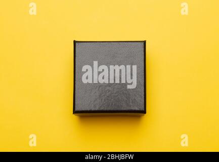 Mini Black Box Produktverpackung isoliert auf gelbem Hintergrund, Flat Lay Draufsicht. Stockfoto