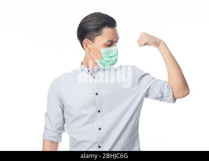 Junge asiatische Geschäftsmann in hygienischen Maske zeigt Stärke, um Infektionen zu verhindern, 2019-nCoV oder Coronavirus. Atemwegserkrankungen in der Luft, wie z. B. PM 2.5 Stockfoto