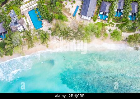 Seychellen Strand Mahe Insel Luxus Urlaub Schwimmbad Meer symbolische Foto Drohne Ansicht Luftbild Landschaft Stockfoto