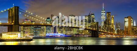 New York City Skyline Nacht Manhattan Stadt Panoramablick Brooklyn Bridge World Trade Center WTC Stockfoto