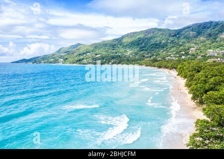 Seychellen Beau Vallon Strand Mahe Insel Landschaft Landschaft Urlaub Meer Drohne Ansicht Luftbild Entspannen Stockfoto
