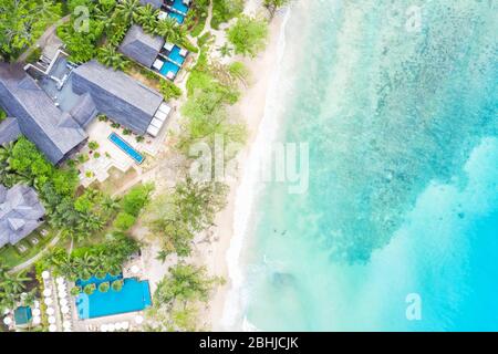 Strand Seychellen Insel Luxus Urlaub Schwimmbad Meer symbolische Foto Drohne Ansicht Luftbild Landschaft Stockfoto