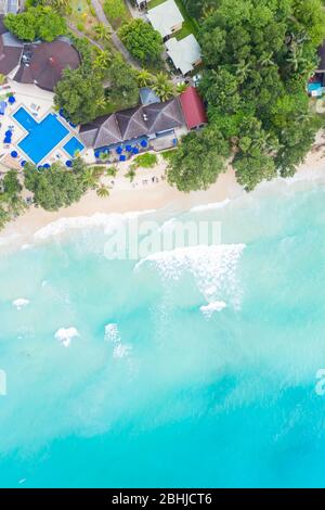 Seychellen Strand Mahe Insel Luxus Urlaub Meer Ozean Drohne Ansicht Porträt Format Luftbild Landschaft Stockfoto