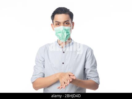 Junge asiatische Geschäftsmann trägt hygienische Maske und Händewaschen mit Handdesinfektionsgel, verhindern Infektion, 2019-nCoV oder Coronavirus. Luftrespira Stockfoto