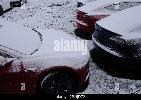 Das neue Tesla Model 3 (unter einem Schneestauben) hinter dem Tesla Service Center auf der Carling Ave. In Ottawa, Ontario, Kanada. Stockfoto