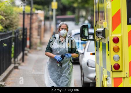 Cheltenham, Großbritannien. April 2020. Südwestischer Ambulanzdienst vor Ort im YMCA in voller PSA während der landesweiten Pandemie des Coronavirus. Quelle: Adriano Ribeiro/Alamy Live News. Stockfoto