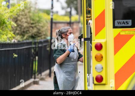 Cheltenham, Großbritannien. April 2020. Südwestischer Ambulanzdienst vor Ort im YMCA in voller PSA während der landesweiten Pandemie des Coronavirus. Quelle: Adriano Ribeiro/Alamy Live News. Stockfoto