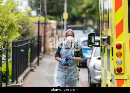 Cheltenham, Großbritannien. April 2020. Südwestischer Ambulanzdienst vor Ort im YMCA in voller PSA während der landesweiten Pandemie des Coronavirus. Quelle: Adriano Ribeiro/Alamy Live News. Stockfoto