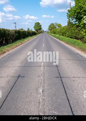 Willingham Cambridgeshire, Großbritannien. April 2020. Ein warmer und sonniger Tag in einer menschenleeren Fenland-Landschaft auf der normalerweise belebten B1050 Road, einer Hauptstrasse nach und von Cambridge. Nur sehr wenige Menschen sind während der Sperrung des Coronavirus draußen. Kredit: Julian Eales/Alamy Live News Stockfoto