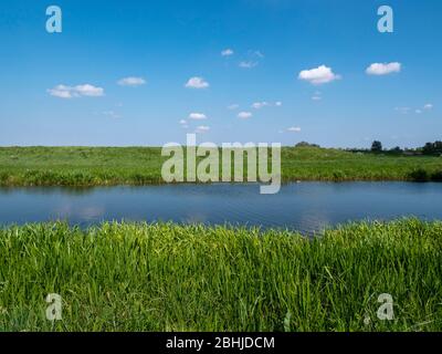 Willingham Cambridgeshire, Großbritannien. April 2020. Ein warmer und sonniger Tag in einer menschenleeren Fenland-Landschaft am Old West River. Nur sehr wenige Menschen sind während der Sperrung des Coronavirus draußen. Kredit: Julian Eales/Alamy Live News Stockfoto