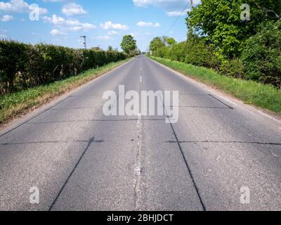 Willingham Cambridgeshire, Großbritannien. April 2020. Ein warmer und sonniger Tag in einer menschenleeren Fenland-Landschaft auf der normalerweise belebten B1050 Road, einer Hauptstrasse nach und von Cambridge. Nur sehr wenige Menschen sind während der Sperrung des Coronavirus draußen. Kredit: Julian Eales/Alamy Live News Stockfoto