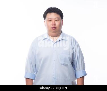 Asiatische Fett Mann in blauem Hemd suchen Kamera isoliert auf weißem Hintergrund. Stockfoto