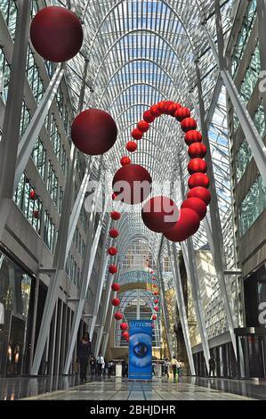 Toronto, Ontario, Kanada - 06/12/2009: Eine Gruppe von roten Kugeln ist auf dem Atrium des Brookfield Place installiert. RedBall ist ein öffentliches Kunststück Stockfoto