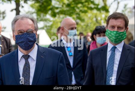 26. April 2020, Sachsen-Anhalt, Halle (Saale): Reiner Haseloff (CDU, l.), Ministerpräsident von Sachsen-Anhalt, und Michael Kretschmer (CDU, r.), Ministerpräsident von Sachsen, wandern nach einer Pressekonferenz durch den Bergzoo in Halle/Saale. Zuvor hatten die beiden Regierungschefs die weitere Vorgehensweise im Umgang mit der Pandemie von Corona diskutiert. Sie sagten, sie würden gemeinsam abwägen, welche weiteren Lockerungsmöglichkeiten und Öffnungsmöglichkeiten denkbar seien und wie das Risiko angesichts der aktuellen Infektionssituation beurteilt werden könne. Foto: Hendrik Schmidt/dpa-Zentralbild/dpa Stockfoto