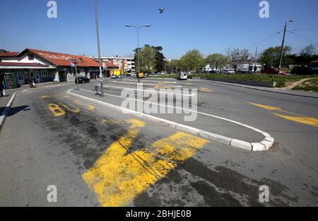 Belgrad, Serbien. April 2020. Allgemeine Ansicht einer leeren Bushaltestelle in der serbischen Hauptstadt während der anhaltenden Pandemie der COVID-19-Krankheit durch das SARS-CoV-2-Coronavirus. Stockfoto